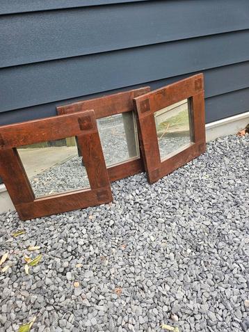 Drie vierkante spiegels met houten frame beschikbaar voor biedingen