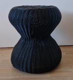 Zwarte gevlochten bijzettafel / kruk., Huis en Inrichting, Ophalen, Zo goed als nieuw