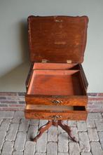 Prachtige antieke noten houten naaitafel, sidetable., Antiek en Kunst, Antiek | Meubels | Tafels, Verzenden