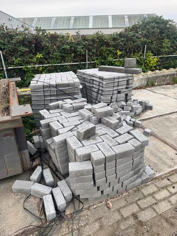 28 m2 nieuwe betonklinkers ( BKK ) grijs beschikbaar voor biedingen