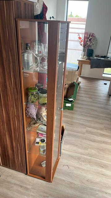 Houten vitrinekast met glas en verlichting beschikbaar voor biedingen