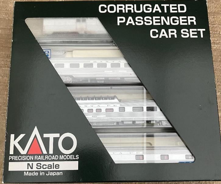 KATO 106-1603 N SCALE ATSF CORRUGATED PASSENGER CAR (SET B), Hobby en Vrije tijd, Modeltreinen | N-Spoor, Zo goed als nieuw, Wagon
