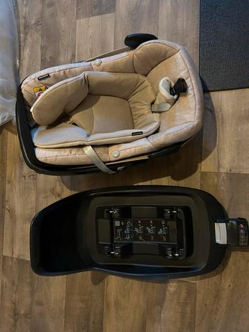 Maxi-Cosi Pebble Plus + base + verkleiner beschikbaar voor biedingen