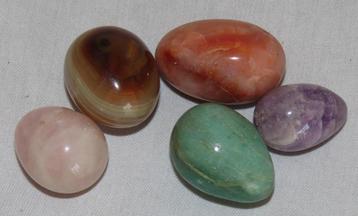 Natuurstenen eieren beschikbaar voor biedingen