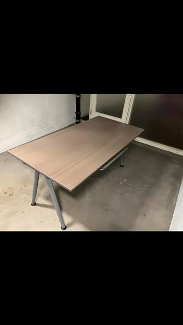 	Prachtige bureau met laptophouder en opbergvak kabels.