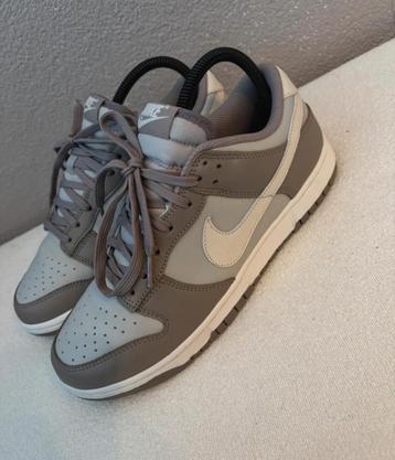 Beige nike dunks dames beschikbaar voor biedingen
