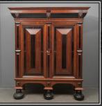 17e eeuwse Gelderse kussenkast met leeuwen mascarons, Antiek en Kunst, Antiek | Meubels | Kasten, Ophalen