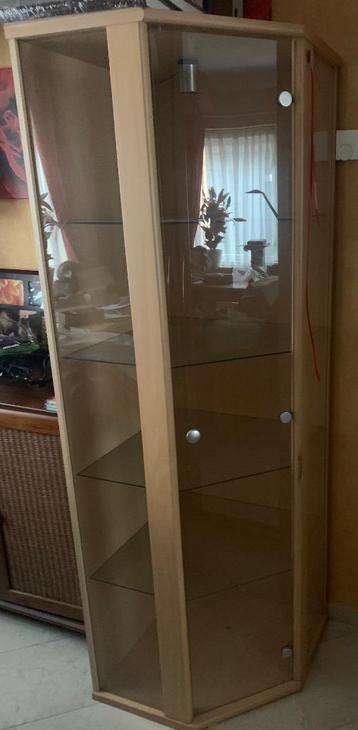 Zeer fraaie glazen hoek vitrine kast beschikbaar voor biedingen