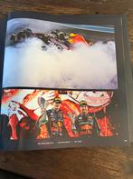 Gesigneerd  Max Verstappen foto jaarboek Red Bull Racing, Ophalen of Verzenden, Zo goed als nieuw, Formule 1