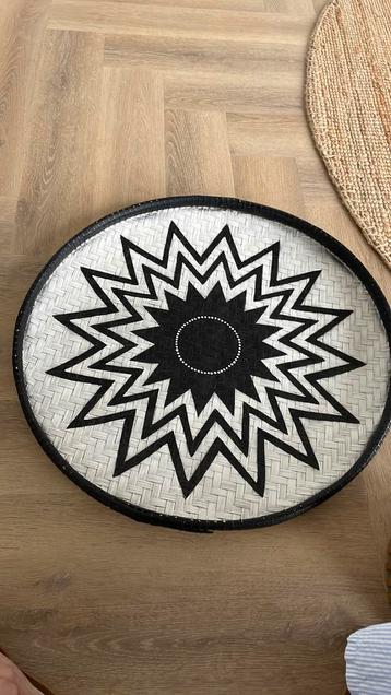 Wand decoratie, schaal van vlechtwerk. zwart wit. beschikbaar voor biedingen