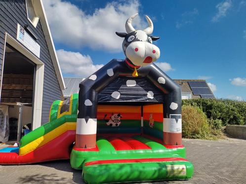 Springkussen te huur koe met glijbaan, Hobby en Vrije tijd, Feestartikelen | Verhuur, Gebruikt, Ophalen
