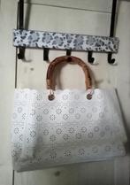 Vegan witte handtas bloemetjes schoudertas bamboe hengsels, Sieraden, Tassen en Uiterlijk, Tassen | Damestassen, Ophalen, Zo goed als nieuw