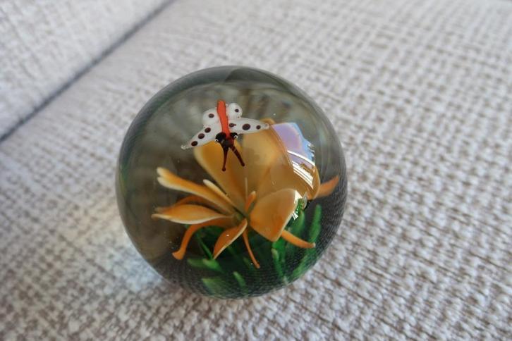 prespapier Flower & mini Butterflie glas, Antiek en Kunst, Antiek | Glas en Kristal, Ophalen of Verzenden