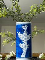 Mooie Chinese vintage vaas blauw wit gebloemd kersenbloesem, Blauw, Aardewerk of Porselein, Ophalen of Verzenden, Zo goed als nieuw