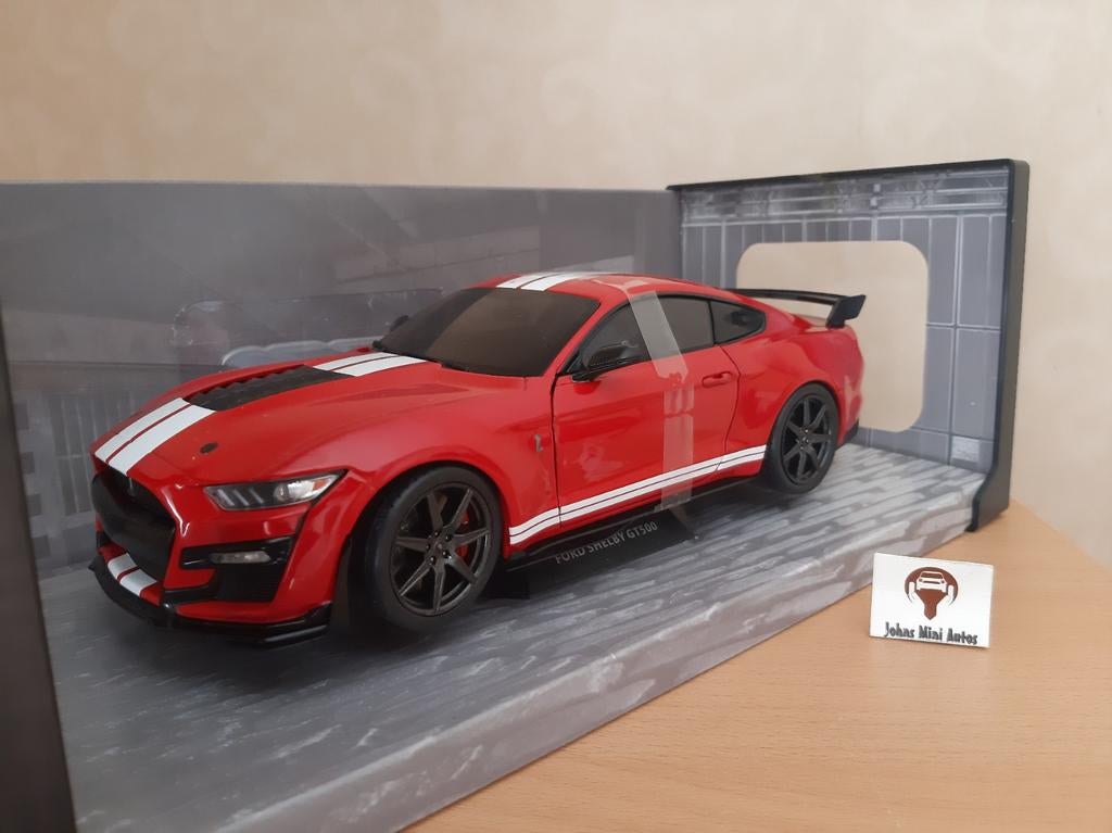 Ford Mustang (Shelby) GT500 in Red/White Stripes Solido 1:18