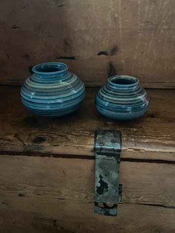 Mobach regenboog serie, twee blauwe vaasjes. beschikbaar voor biedingen