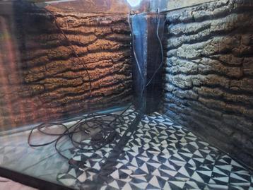Hoek aquarium beschikbaar voor biedingen