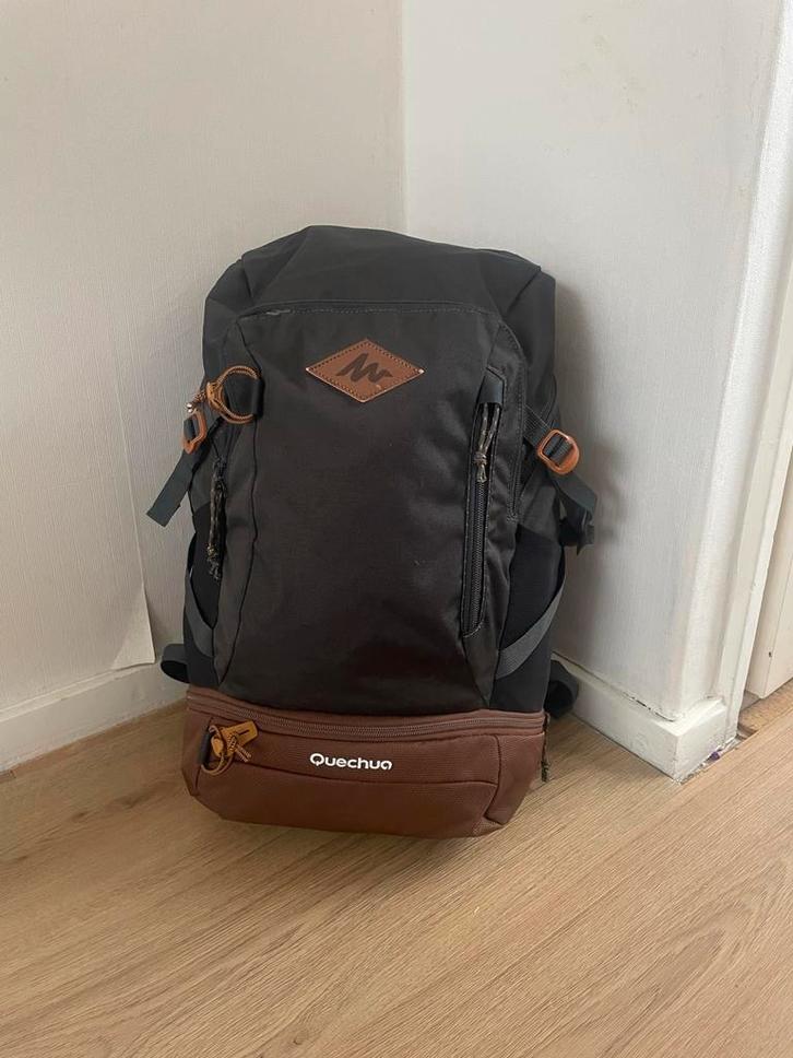 Quechua Rugtas 30L - Ideaal voor dagtrips!, Sport en Fitness, Bergsport en Wandelen, Gebruikt, Rugzak, Ophalen of Verzenden