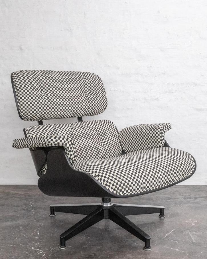 Eames Herman Miller Lounge Chair Alexander Girard checker, Huis en Inrichting, Banken | Sofa's en Chaises Longues, Zo goed als nieuw