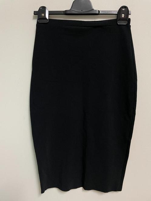 R66 - Zwarte aansluitende Studio Ruig rok maat M (1), Kleding | Dames, Rokken, Zo goed als nieuw, Maat 38/40 (M), Zwart, Onder de knie