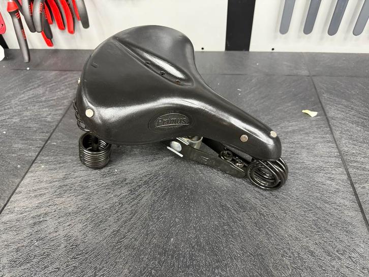 Lepper Primus Zadel - Nieuw & Origineel, Fietsen en Brommers, Fietsonderdelen, Nieuw, Oldtimer, Zadel, Ophalen of Verzenden