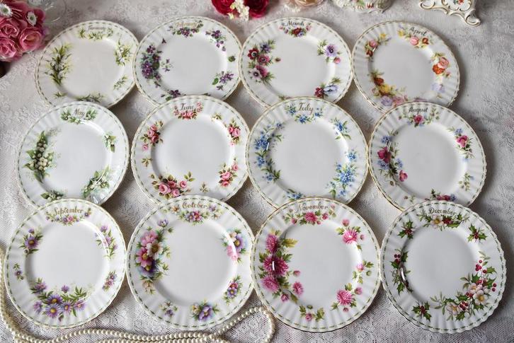 Royal albert FLOWER OF THE MONTH GEBAKSBORDEN, Huis en Inrichting, Keuken | Servies, Zo goed als nieuw, Kop(pen) en/of Schotel(s)