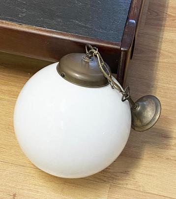 witte bolle schoollamp met snoerpendel beschikbaar voor biedingen