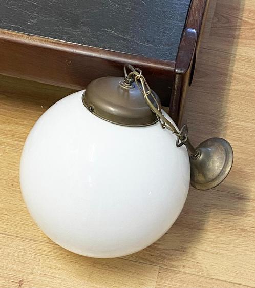 witte bolle schoollamp met snoerpendel, Huis en Inrichting, Lampen | Hanglampen, Zo goed als nieuw, 50 tot 75 cm, Glas, Metaal