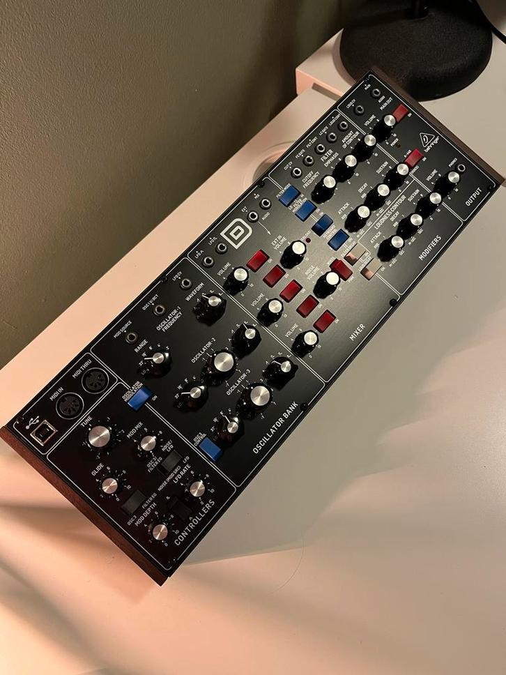 Behringer Model D Analoge Synthesizer, Muziek en Instrumenten, Synthesizers, Zo goed als nieuw, Overige aantallen, Overige merken