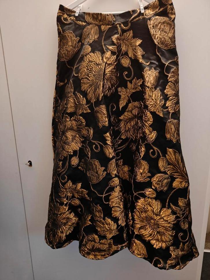 Heel mooie gouden jacquard rok van Chicwish 2XL, Kleding | Dames, Rokken, Nieuw, Maat 46/48 (XL) of groter, Onder de knie, Ophalen of Verzenden