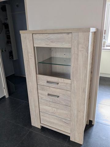 Prachtige vitrine kast! Robuuste stevige kast met vitrine! beschikbaar voor biedingen