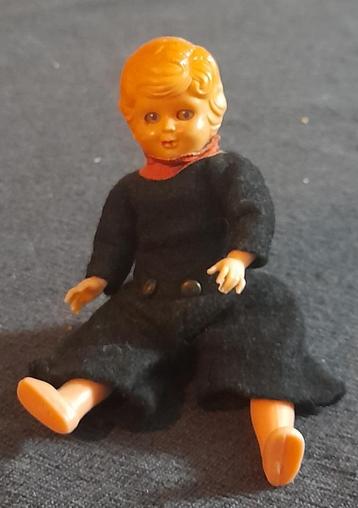 Vintage jongenspopje beschikbaar voor biedingen