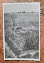 Duits Veldgraf foto met houten kruis en Stahlhelm soldaat, Verzamelen, Ophalen of Verzenden, Foto of Poster