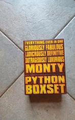 Monty python. Everything ever in one., Ophalen of Verzenden, Nieuw in verpakking, Stand-up of Theatershow