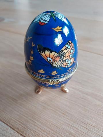 Blauw Russisch ei met Vlinders beschikbaar voor biedingen