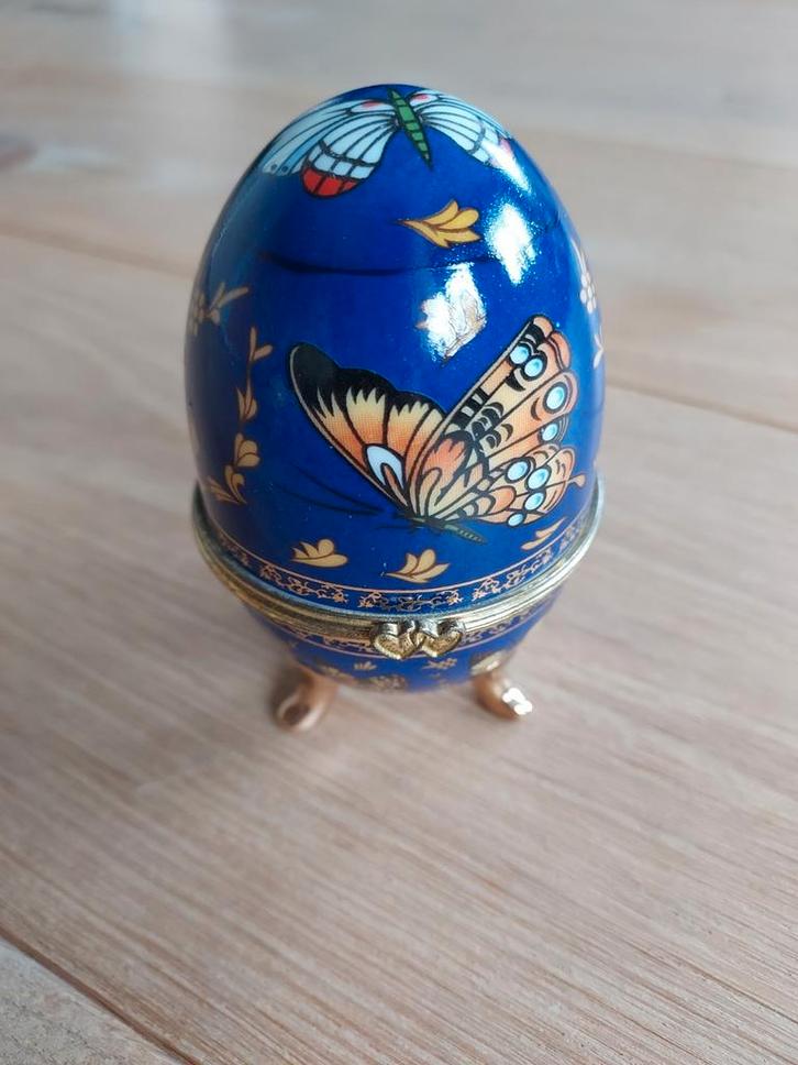 Blauw Russisch ei met Vlinders, Antiek en Kunst, Antiek | Woonaccessoires, Ophalen of Verzenden