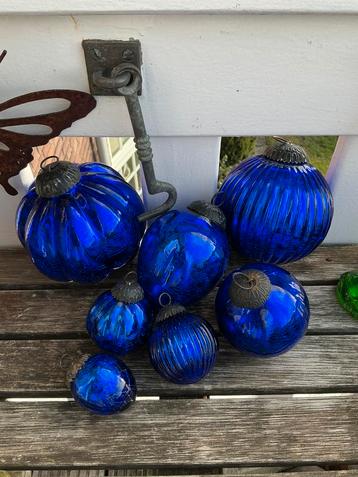 7 Verschillende, kobalt blauwe, glazen craquelé kerstballen. beschikbaar voor biedingen