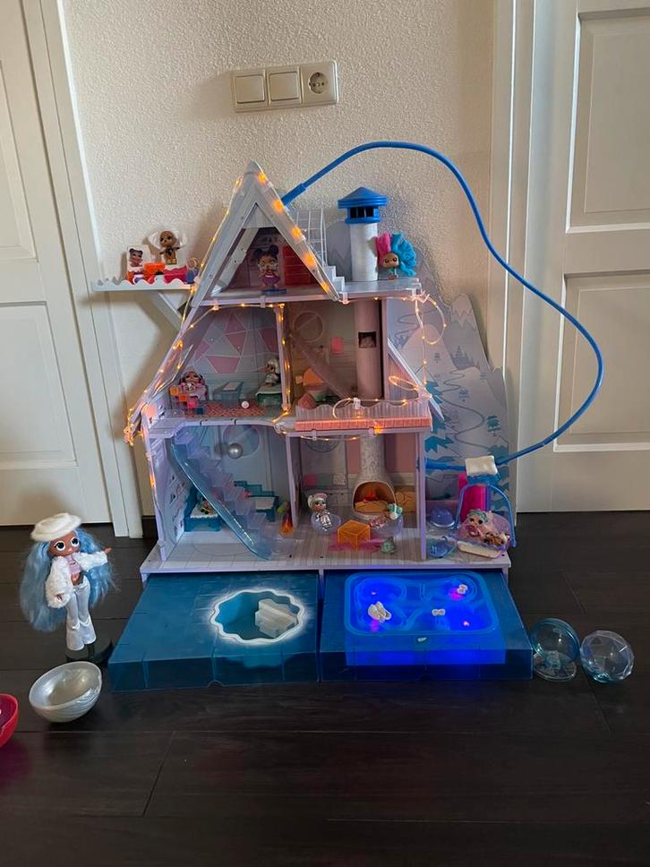 LOL winter chalet met large Doll en meer!!!, Kinderen en Baby's, Speelgoed | Poppenhuizen, Zo goed als nieuw, Poppenhuis, Ophalen of Verzenden