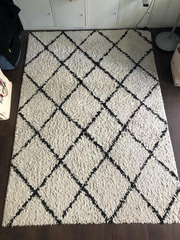 Leuk beige zwart tapijt met ruiten uit diervrij huis beschikbaar voor biedingen