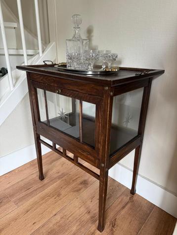 Vintage theekastje met klepdeurtje beschikbaar voor biedingen