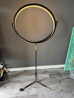 Ronde vloerlamp Made (voor insta en vloggen?), Huis en Inrichting, Lampen | Vloerlampen, Ophalen, Gebruikt, Metaal, Modern