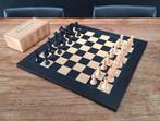 schaakbord met schaakstukken in kistje afm. bord 40x40cm, Ophalen of Verzenden, Minder dan 500 stukjes, Zo goed als nieuw, Schaken