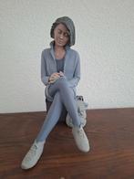 Elisa beeld vrouw zittend op koffer nummer 4852, Ophalen of Verzenden, Zo goed als nieuw, Actiefiguurtje