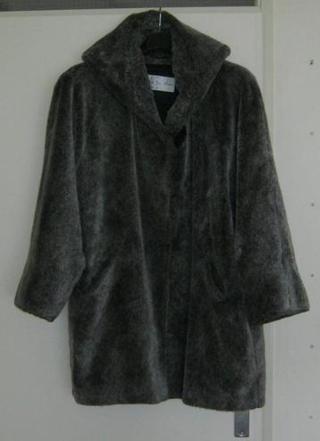 Prachtige grijze Faux Fur Coat van Comme Du Vrai Paris, 44. beschikbaar voor biedingen