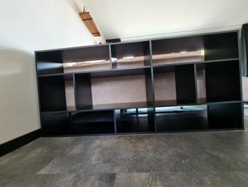 Zwarte vakkenkast 177x81x38cm beschikbaar voor biedingen