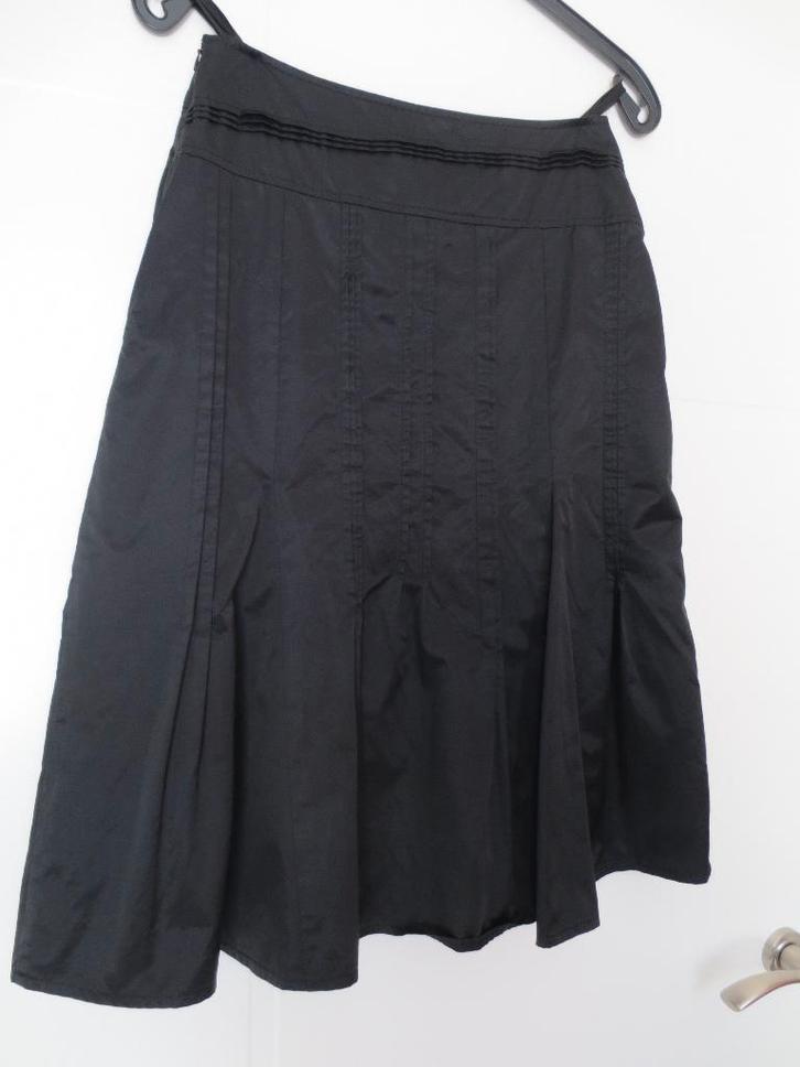Verse Rok met glanzende stof, maat 36, Kleding | Dames, Rokken, Zo goed als nieuw, Maat 36 (S), Zwart, Knielengte, Ophalen of Verzenden