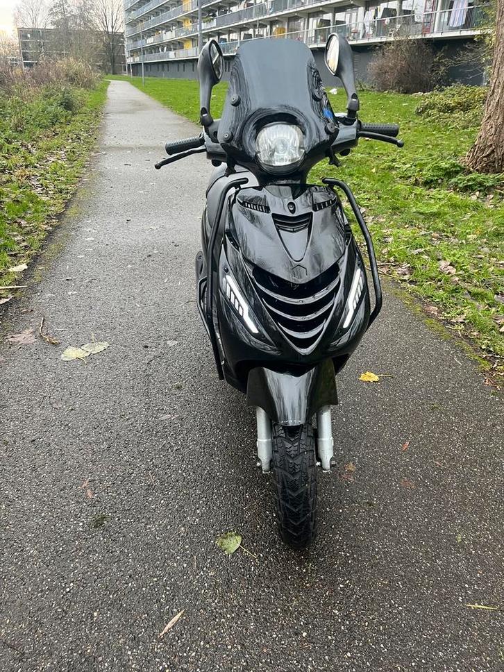 Piaggio Zip 4 Takt 2011 - Zeer Netjes met Veel Opties!, Fietsen en Brommers, Scooters | Piaggio, Zo goed als nieuw, Zip, Benzine