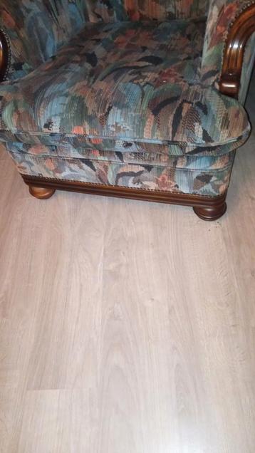 Vintage fauteuil met houten details beschikbaar voor biedingen