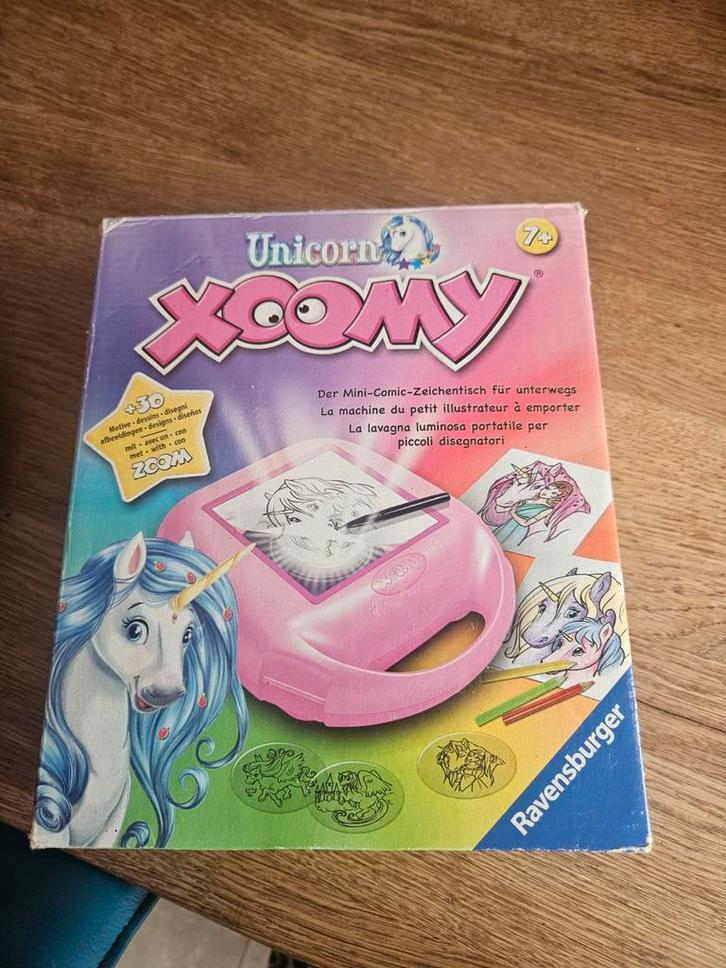 Xoomy Unicorn Tekenmachine - Compleet!, Hobby en Vrije tijd, Gezelschapsspellen | Kaartspellen, Gebruikt, Een of twee spelers