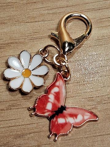 bedel / hanger vlinder daisy rood wit beschikbaar voor biedingen